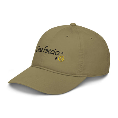 Cappellino ricamato in tessuto organico 'Gna faccio', ideale per un look casual e un messaggio ironico.