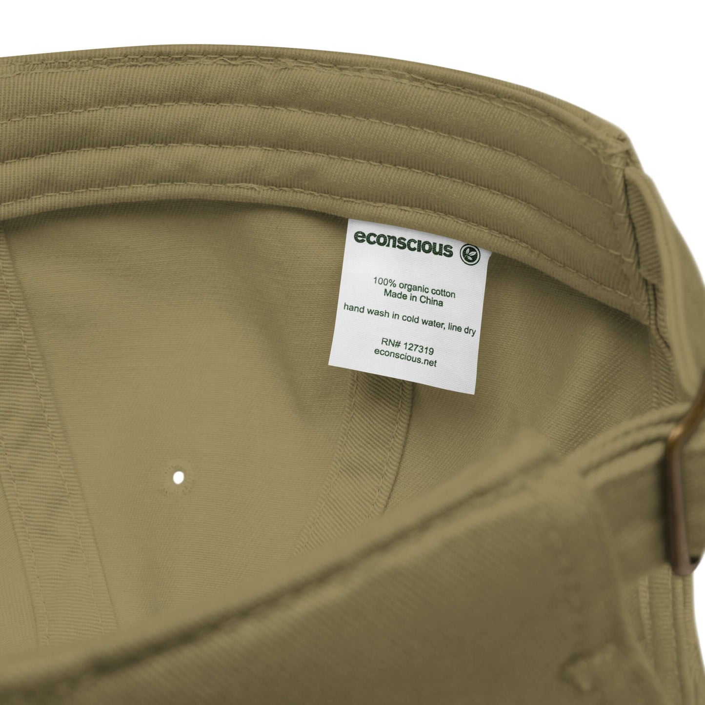 Etichetta interna di un cappellino ricamato in tessuto organico, 100% cotone biologico.