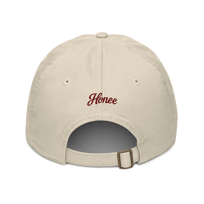 Cappellino ricamato in tessuto organico con design elegante sul retro, ideale per look casual.