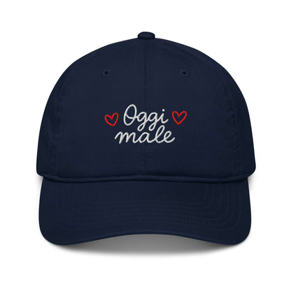 Cappellino ricamato in tessuto organico con scritta "Oggi male" in bianco e rosso.