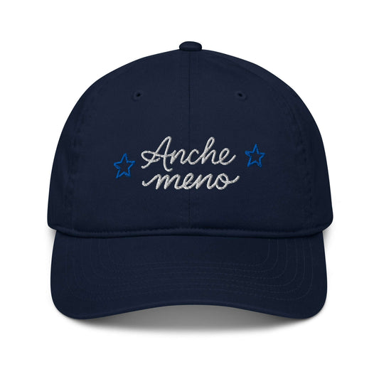 Cappellino ricamato in tessuto organico blu con scritta "Anche meno" e stelle azzurre.