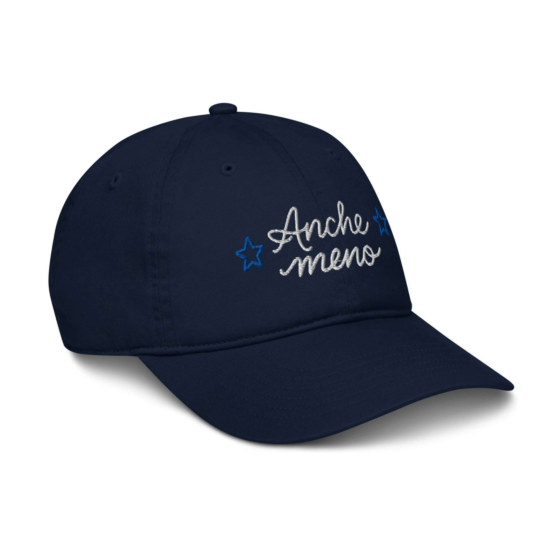 Cappellino ricamato in tessuto organico 'Anche meno' con design minimal e messaggio diretto.
