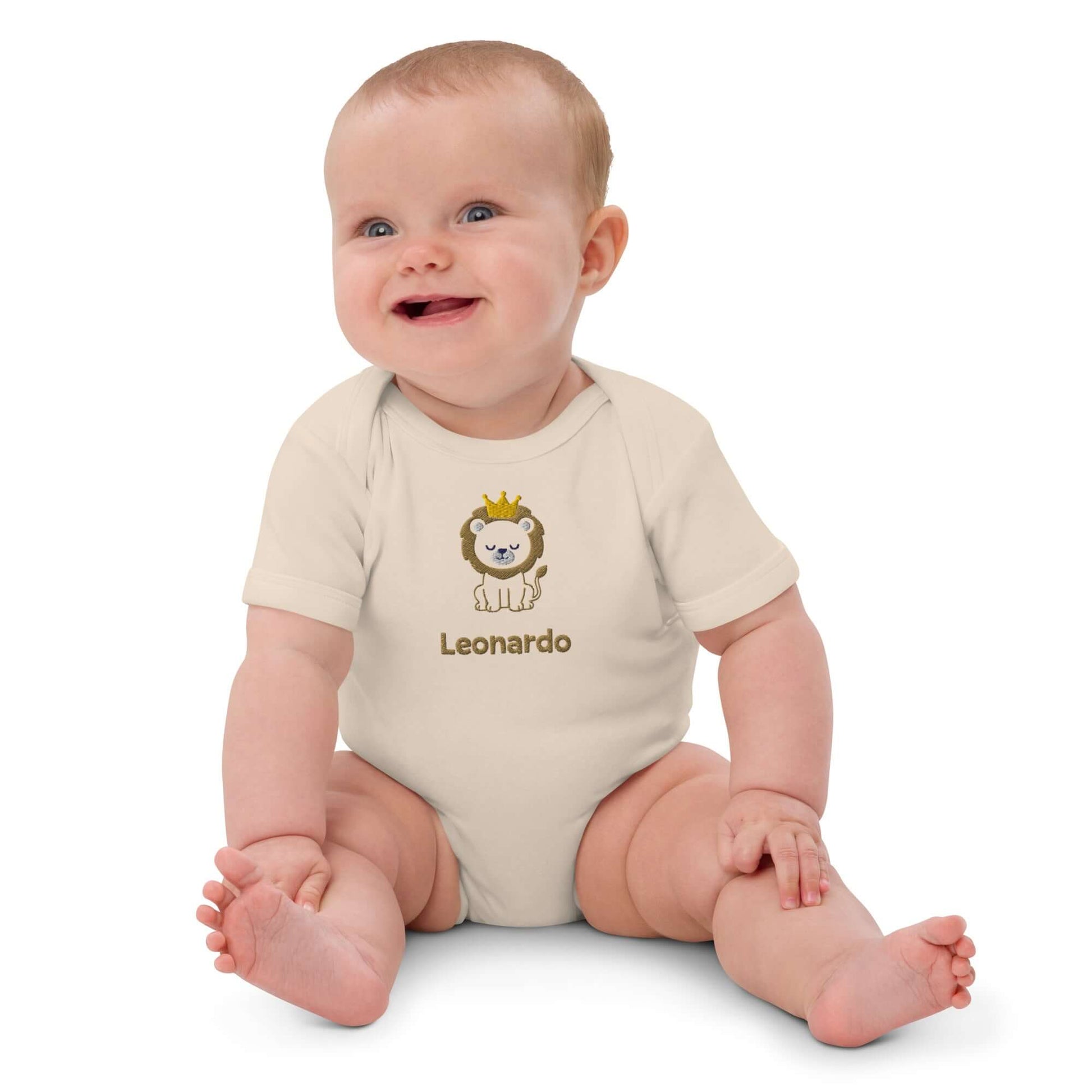 Body neonato King of Naps con leoncino ricamato e nome Leonardo, ideale per piccoli sovrani del relax.