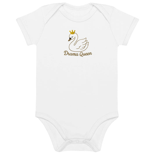 Body neonato bianco "Drama Queen" con cigno ricamato e coroncina, design elegante e ironico.