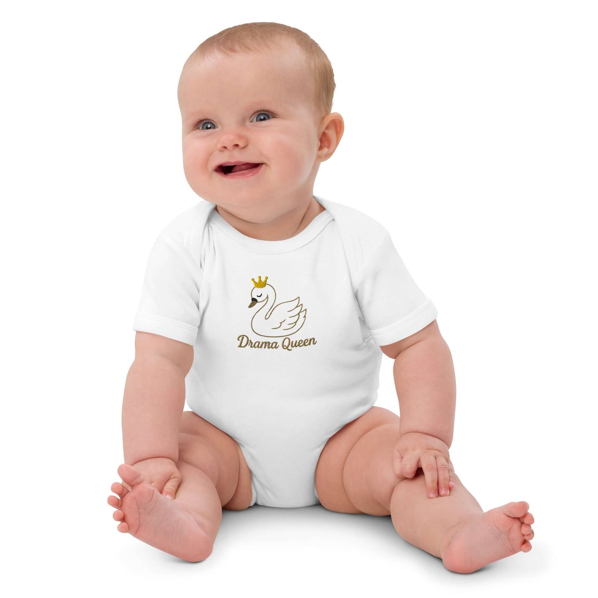 Body neonato "Drama Queen" con cigno ricamato, perfetto per bimbe che brillano.