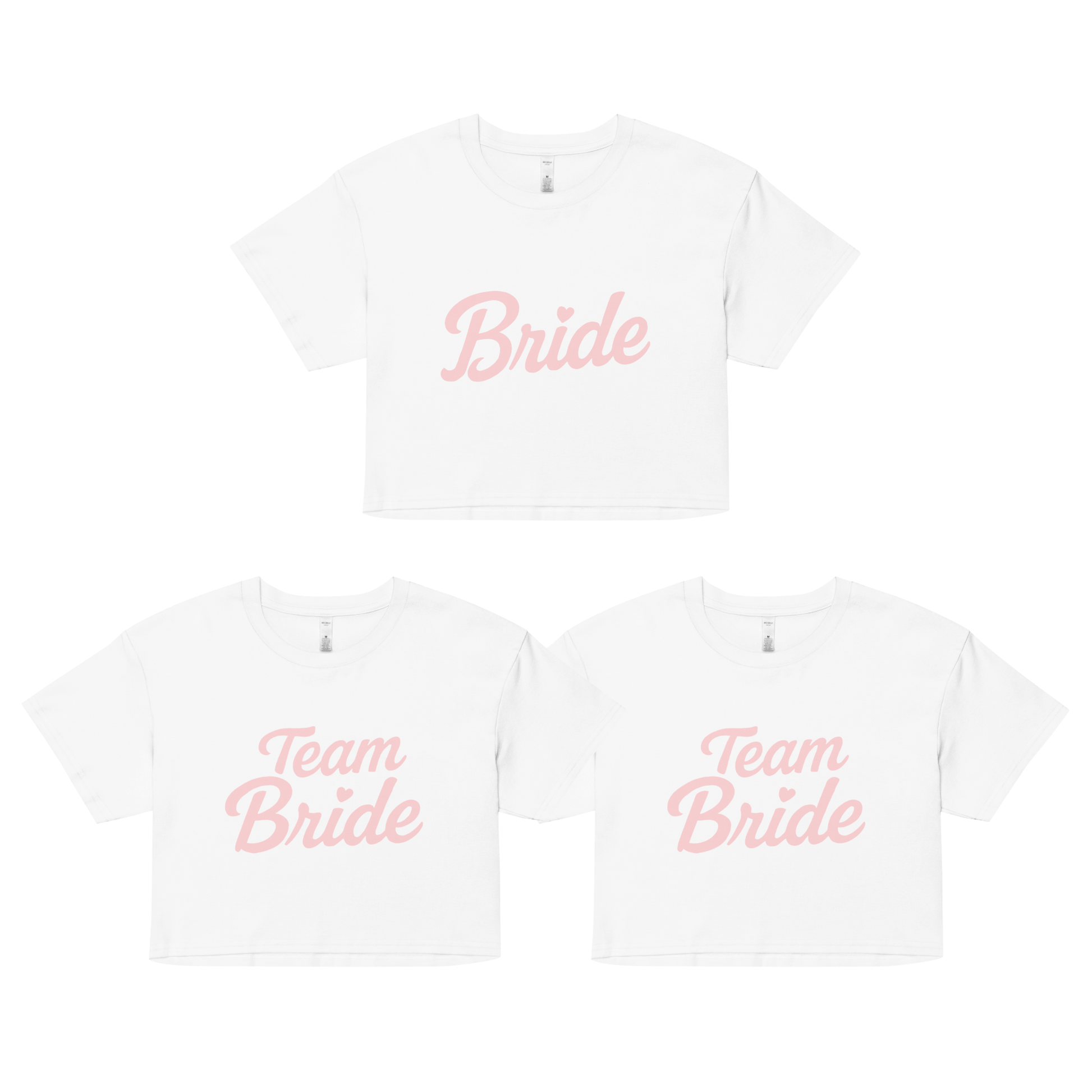 Set coordinato per addio al nubilato: crop top bianco con scritta rosa “Bride” per la sposa e due crop top abbinati con scritta “Team Bride” per le amiche.