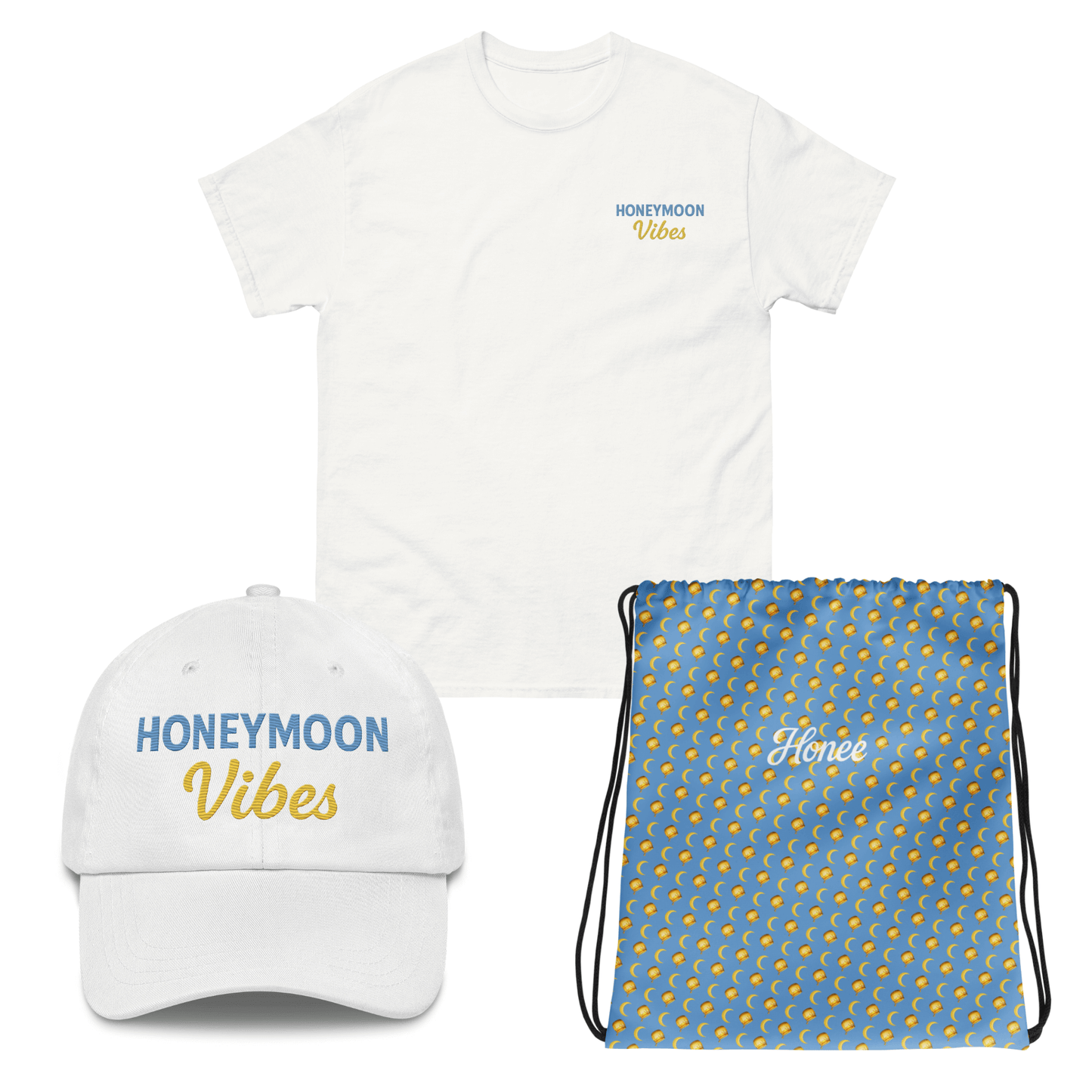 Set coordinato “Honeymoon Vibes” per la famiglia in viaggio: t-shirt bianca con stampa sul petto, cappellino ricamato e sacca azzurra con pattern di lune e logo Honee.