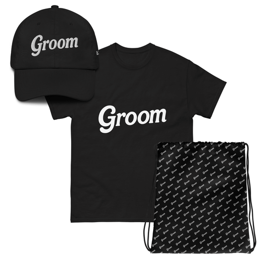 Set Groom per lo sposo: t-shirt nera con scritta bianca, cappellino ricamato coordinato e sacca nera con stampa ripetuta “Groom”, perfetto per addio al celibato o weekend con gli amici.