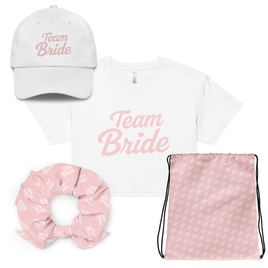 Set Ready to Party Team Bride: cappellino, maglietta, scrunchie e borsa, perfetti per addio al nubilato.