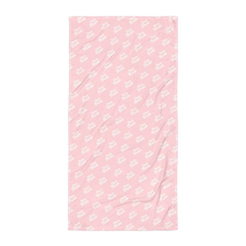 Telo mare rosa con scritta bianca 'Team Bride', ideale per momenti di relax e preparativi per la sposa.