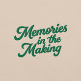 Ricamo 'Memories in the Making' su una maglietta vacanze da uomo, ideale per coppie.