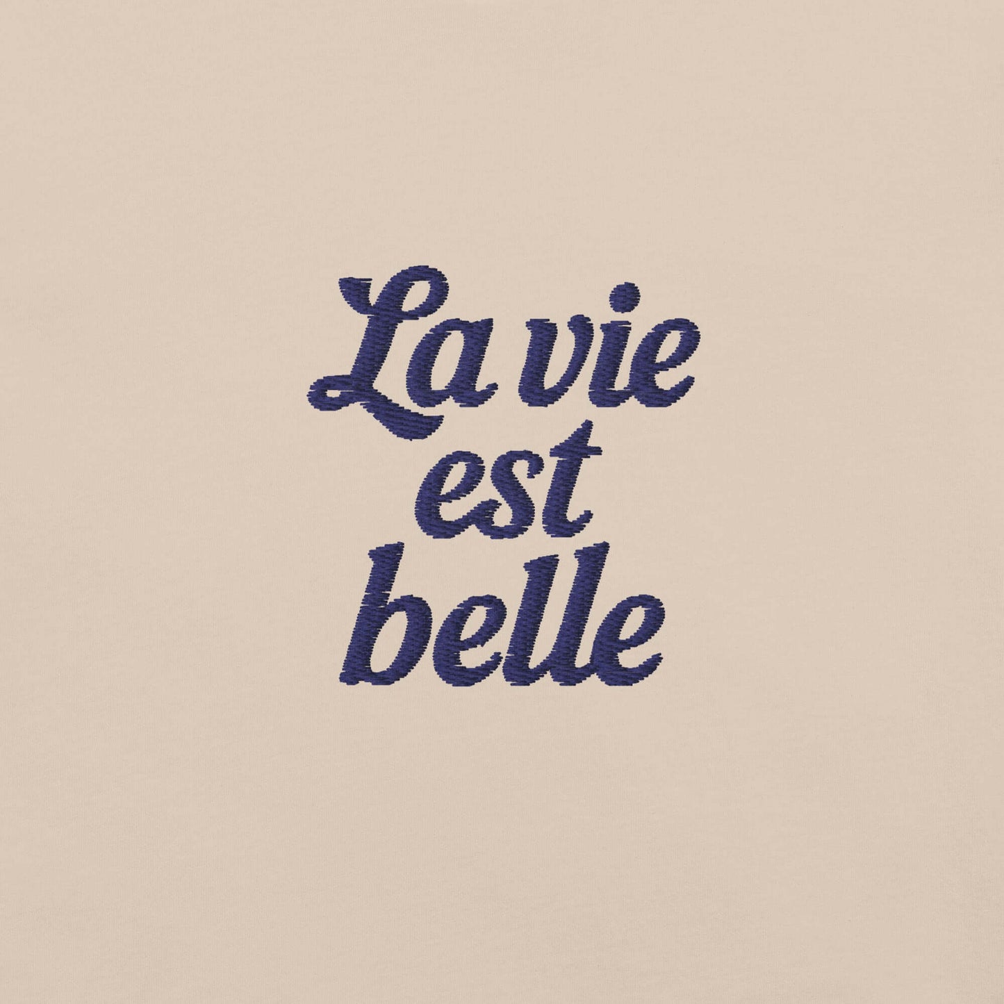 Ricamo della scritta 'La vie est belle' su t-shirt vacanze da donna, stile romantico e leggero.