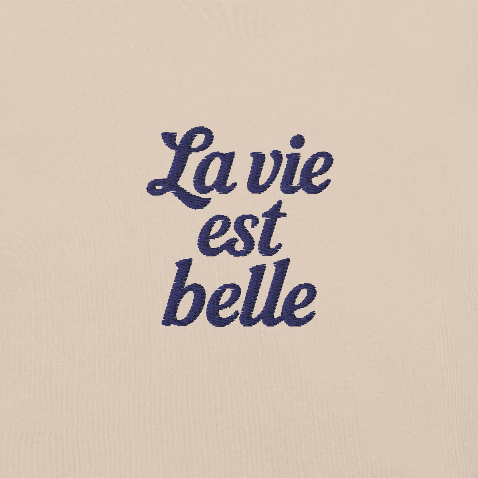 Ricamo della scritta 'La vie est belle' su t-shirt vacanze da donna, stile romantico e leggero.