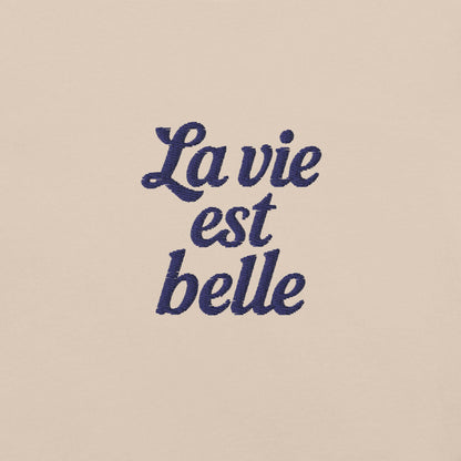 Ricamo della scritta 'La vie est belle' su t-shirt vacanze da donna, stile romantico e leggero.