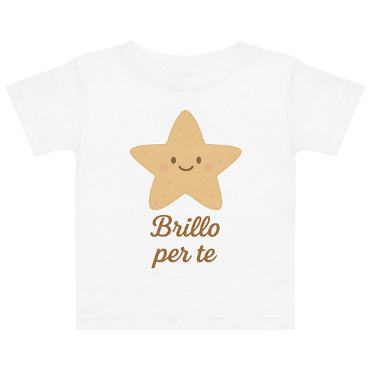 Vista frontale della t-shirt neonato bianca con illustrazione di una stella marina e scritta “Brillo per te” sul petto.