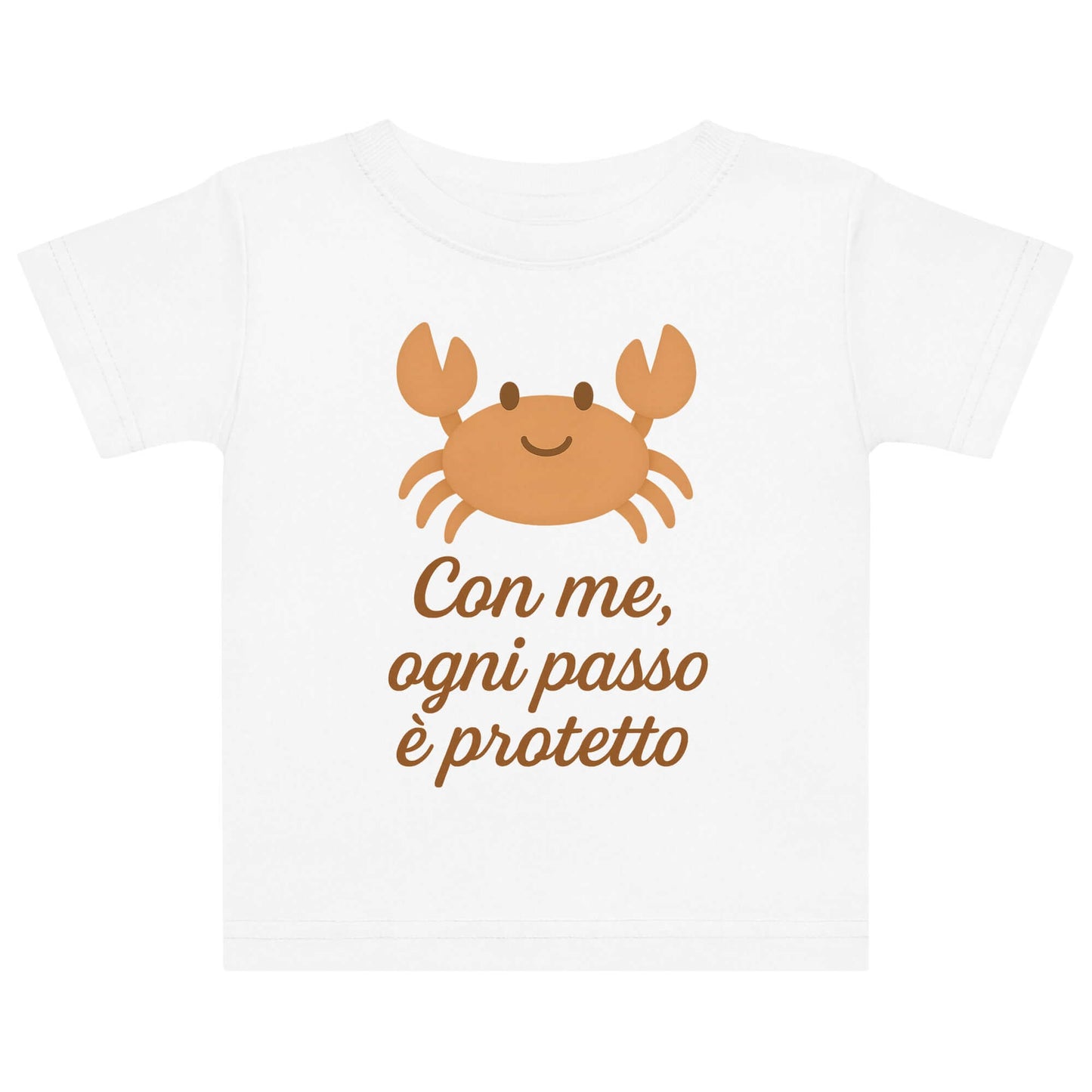 Vista frontale della t-shirt neonato bianca con illustrazione di un granchio e scritta “Con me, ogni passo è protetto” sul petto.