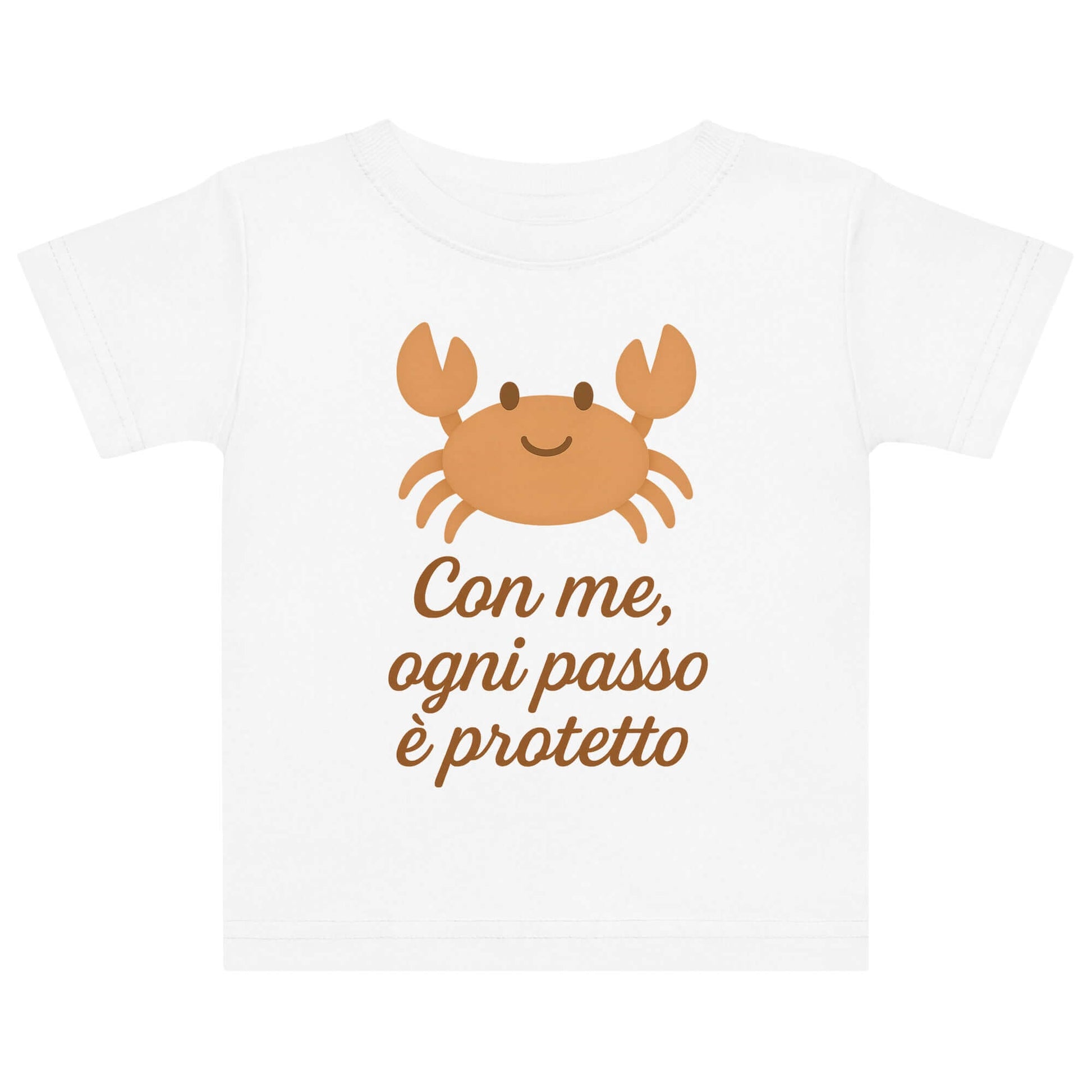 Vista frontale della t-shirt neonato bianca con illustrazione di un granchio e scritta “Con me, ogni passo è protetto” sul petto.