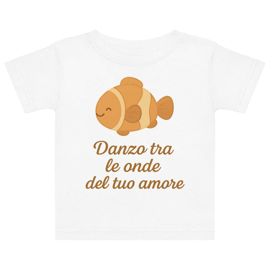 Vista frontale della t-shirt neonato bianca con illustrazione di un pesce pagliaccio e scritta “Danzo tra le onde del tuo amore” sul petto.
