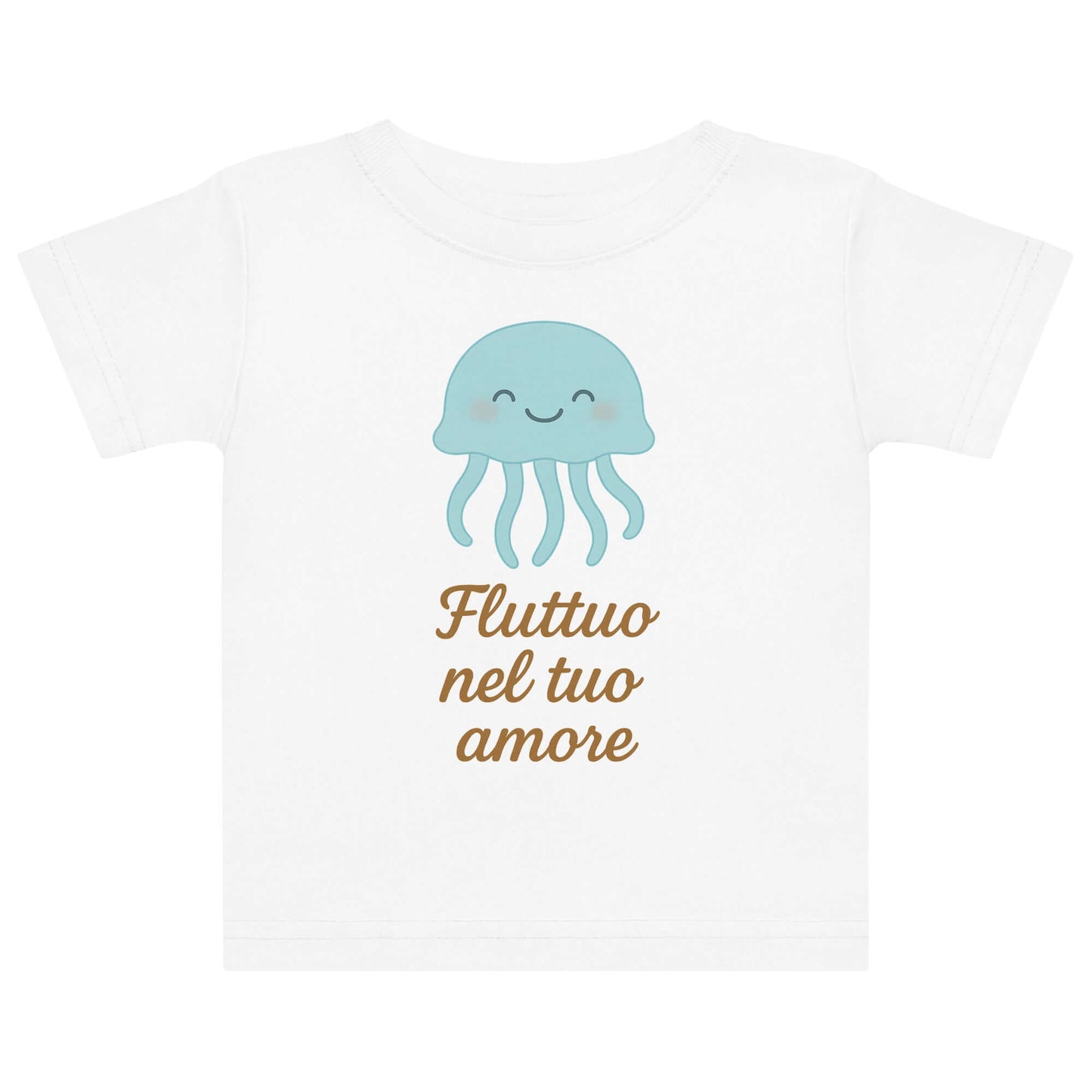 Vista frontale della t-shirt neonato bianca con illustrazione di una medusa e scritta “Fluttuo nel tuo amore” sul petto.