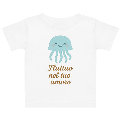 Vista frontale della t-shirt neonato bianca con illustrazione di una medusa e scritta “Fluttuo nel tuo amore” sul petto.