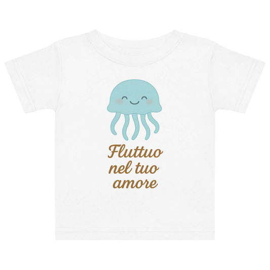 Vista frontale della t-shirt neonato bianca con illustrazione di una medusa e scritta “Fluttuo nel tuo amore” sul petto.