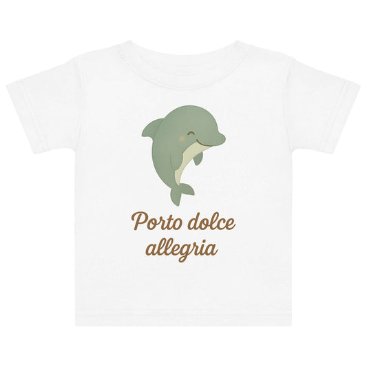 Vista frontale della t-shirt neonato bianca con illustrazione di un delfino e scritta “Porto dolce allegria” sul petto.