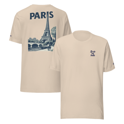 T-shirt da uomo beige con scritta "La vie est belle" e grafica della Torre Eiffel, perfetta per chi ama Parigi.