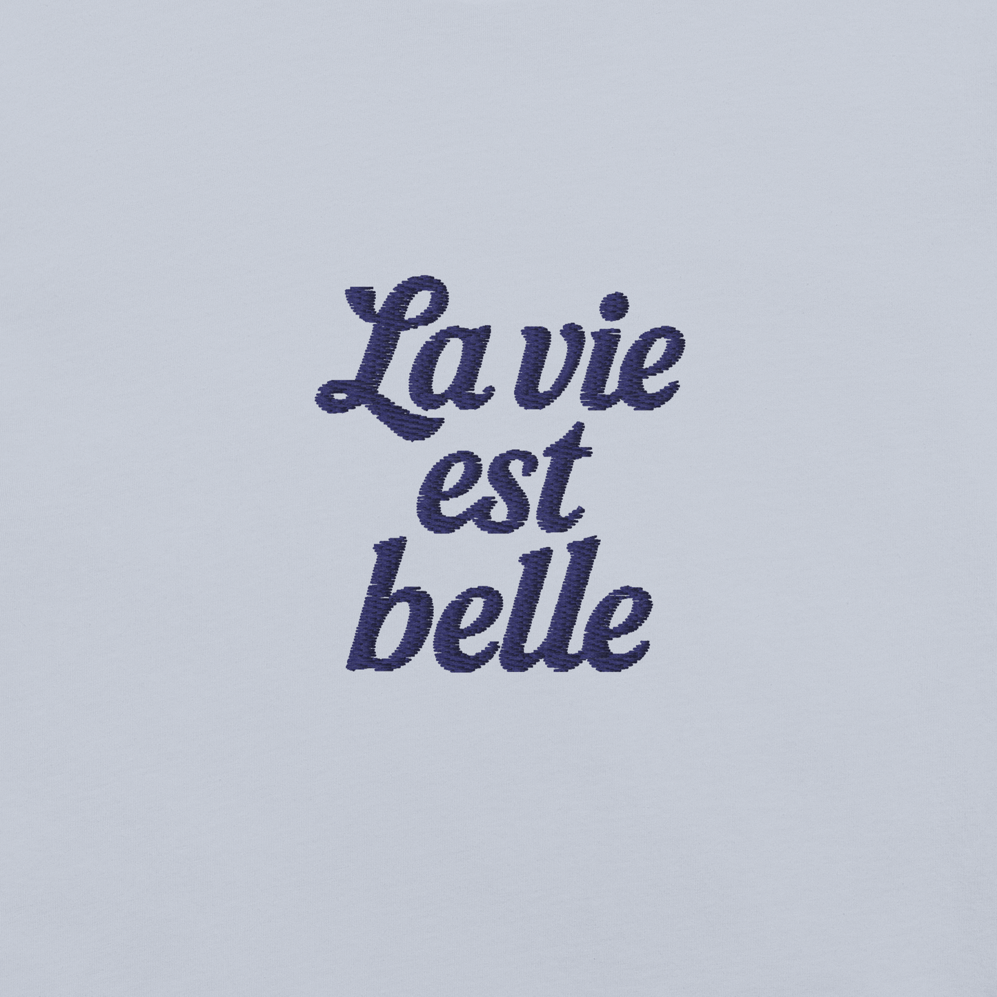 Ricamo su t-shirt da uomo con la scritta 'La vie est belle' in stile elegante e minimal.