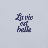 Ricamo su t-shirt da uomo con la scritta 'La vie est belle' in stile elegante e minimal.