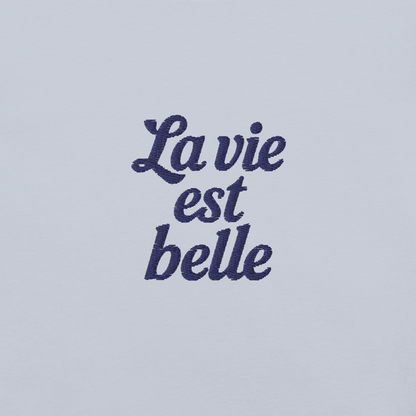 Ricamo su t-shirt da uomo con la scritta 'La vie est belle' in stile elegante e minimal.