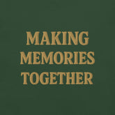 Frase ricamata 'Making Memories Together' su t-shirt vacanze Mar Rosso da uomo.