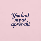 T-shirt rosa con ricamo 'You had me at aprés-ski', ideale per la stagione invernale e lo stile chalet chic.