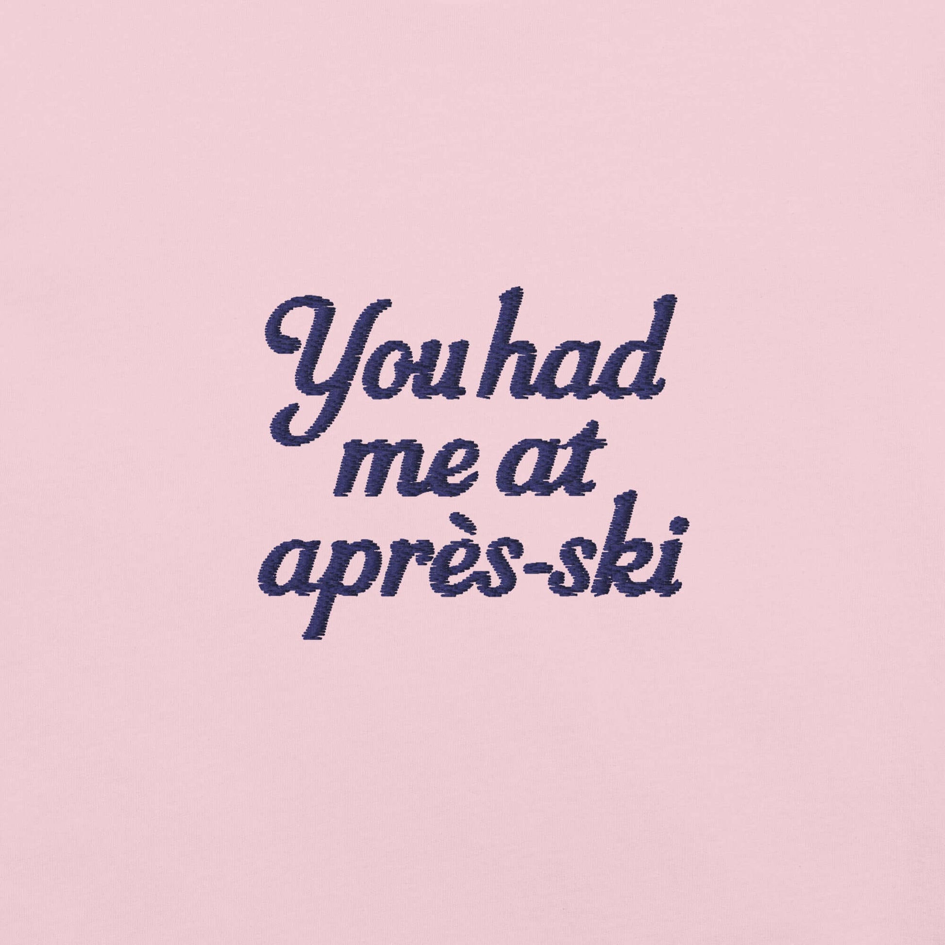 T-shirt rosa con ricamo 'You had me at aprés-ski', ideale per la stagione invernale e lo stile chalet chic.