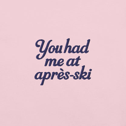T-shirt rosa con ricamo 'You had me at aprés-ski', ideale per la stagione invernale e lo stile chalet chic.