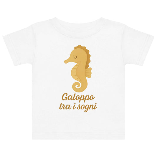 Vista frontale della t-shirt neonato bianca con illustrazione di un cavalluccio marino e scritta “Galoppo tra i sogni” sul petto.