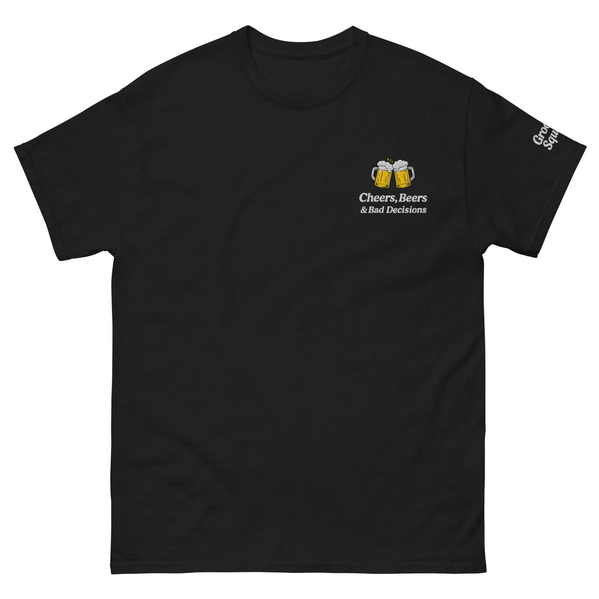 T-shirt nera Groom Squad con scritta 'Cheers, Beers & Bad Decisions', perfetta per addii al celibato.