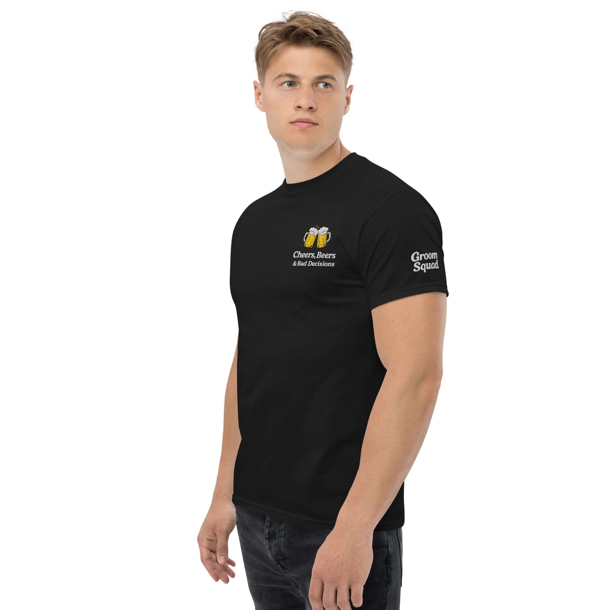 T-shirt Groom Squad nera con scritta "Cheers, Beers & Bad Decisions" per addio al celibato