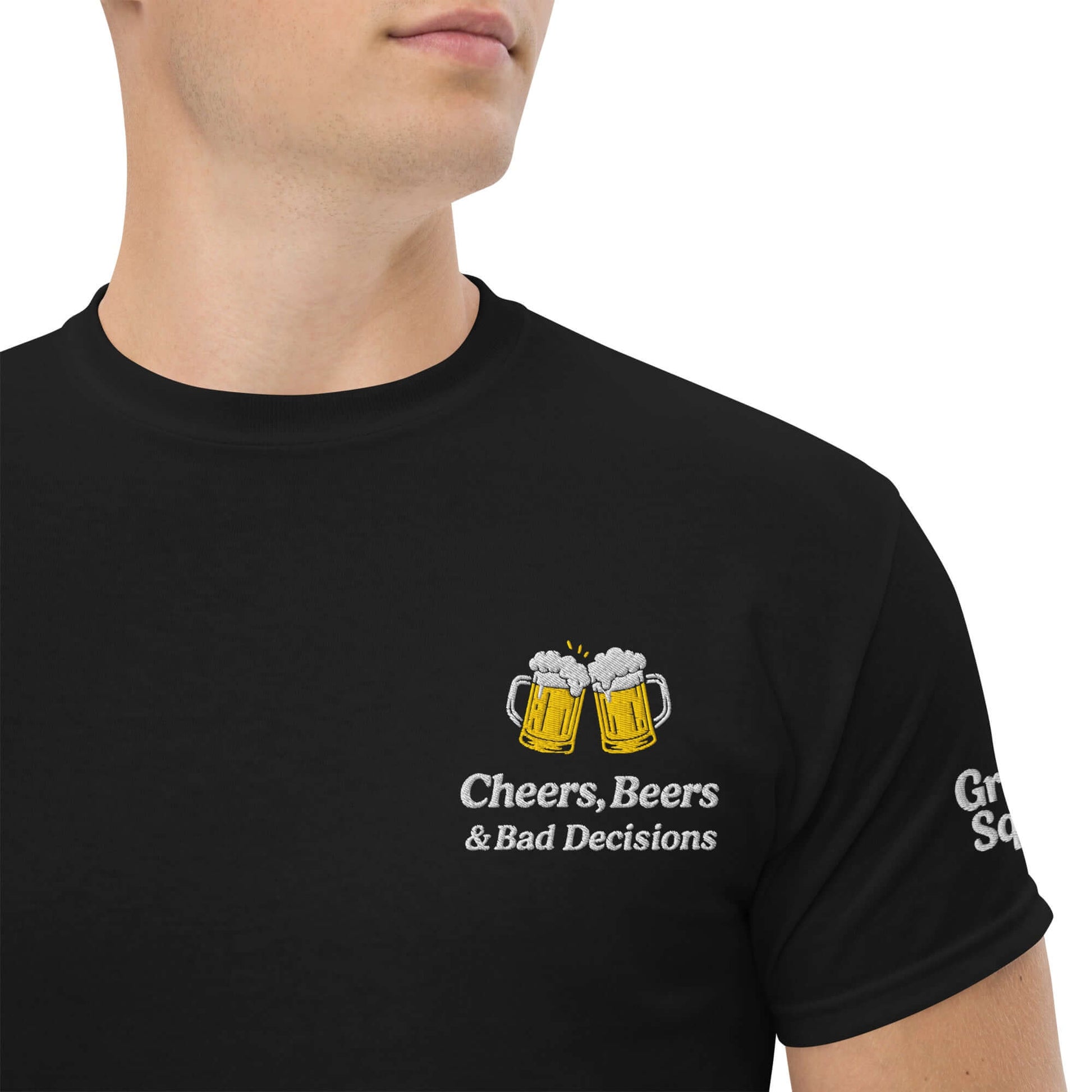 T-shirt Groom Squad 'Cheers, Beers & Bad Decisions' in cotone, ideale per addio al celibato, con stampe di bicchieri di birra.