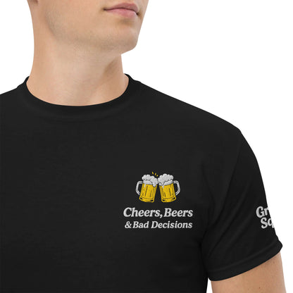 T-shirt Groom Squad 'Cheers, Beers & Bad Decisions' in cotone, ideale per addio al celibato, con stampe di bicchieri di birra.