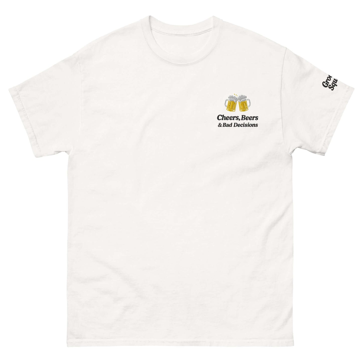 T-shirt bianca Groom Squad con logo "Cheers, Beers & Bad Decisions" per addio al celibato.