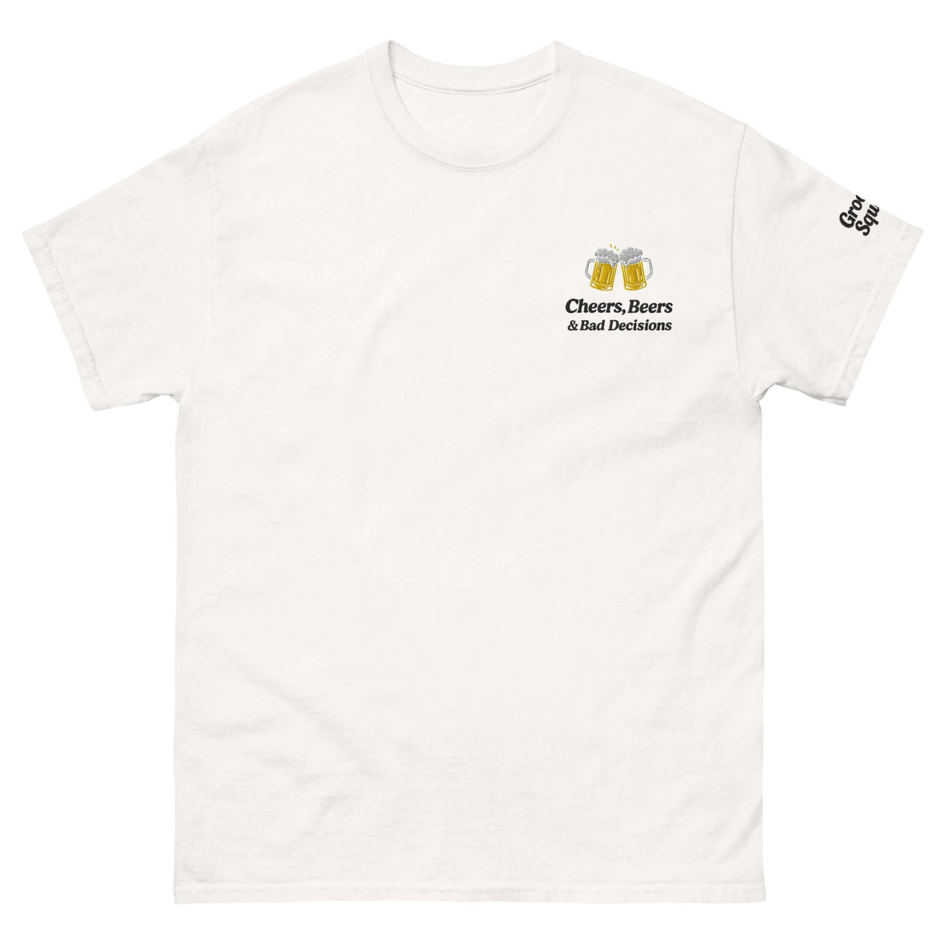 T-shirt bianca Groom Squad con logo "Cheers, Beers & Bad Decisions" per addio al celibato.