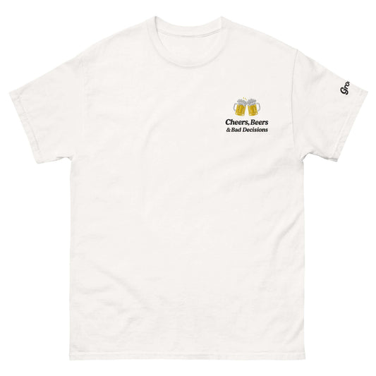 T-shirt bianca con la scritta 'Cheers, Beers & Bad Decisions' per addio al celibato