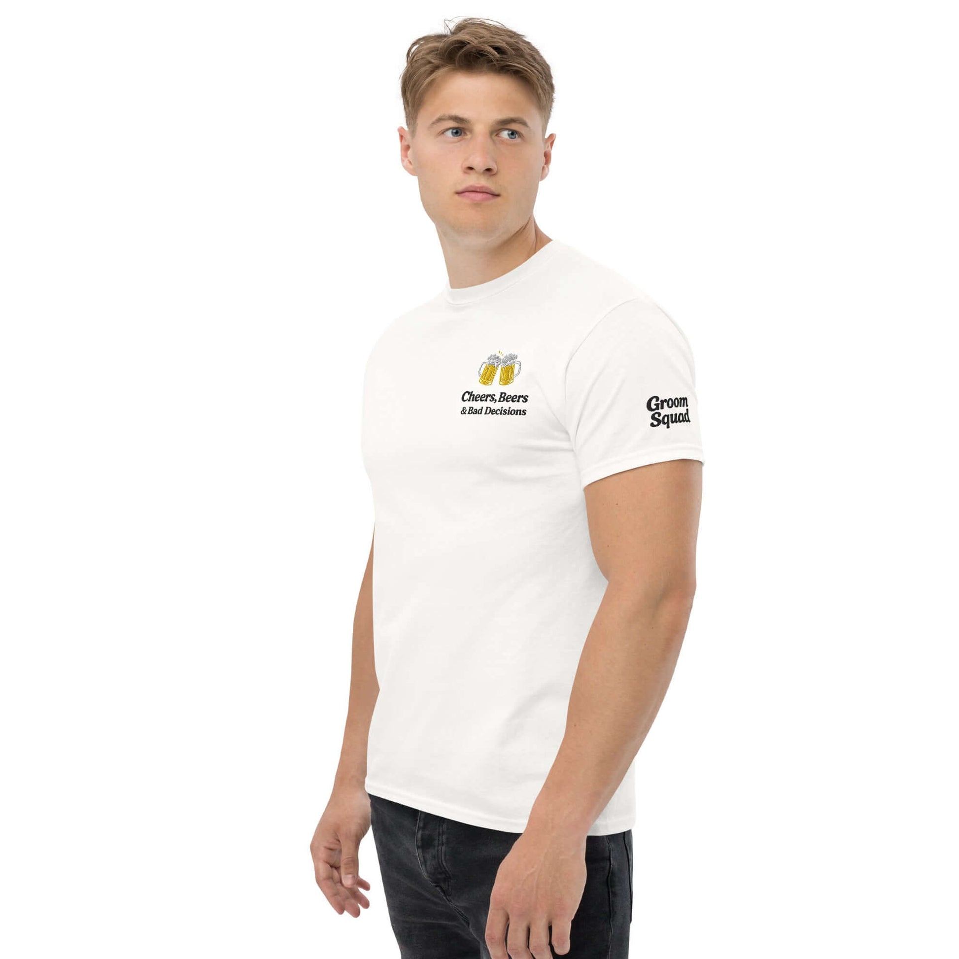 T-shirt bianca 'Cheers, Beers & Bad Decisions' per Groom Squad, ideale per addio al celibato.