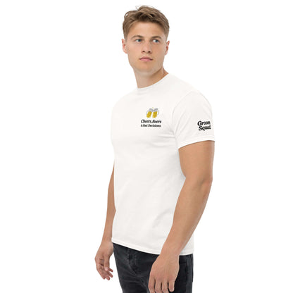 T-shirt bianca 'Cheers, Beers & Bad Decisions' per Groom Squad, ideale per addio al celibato.