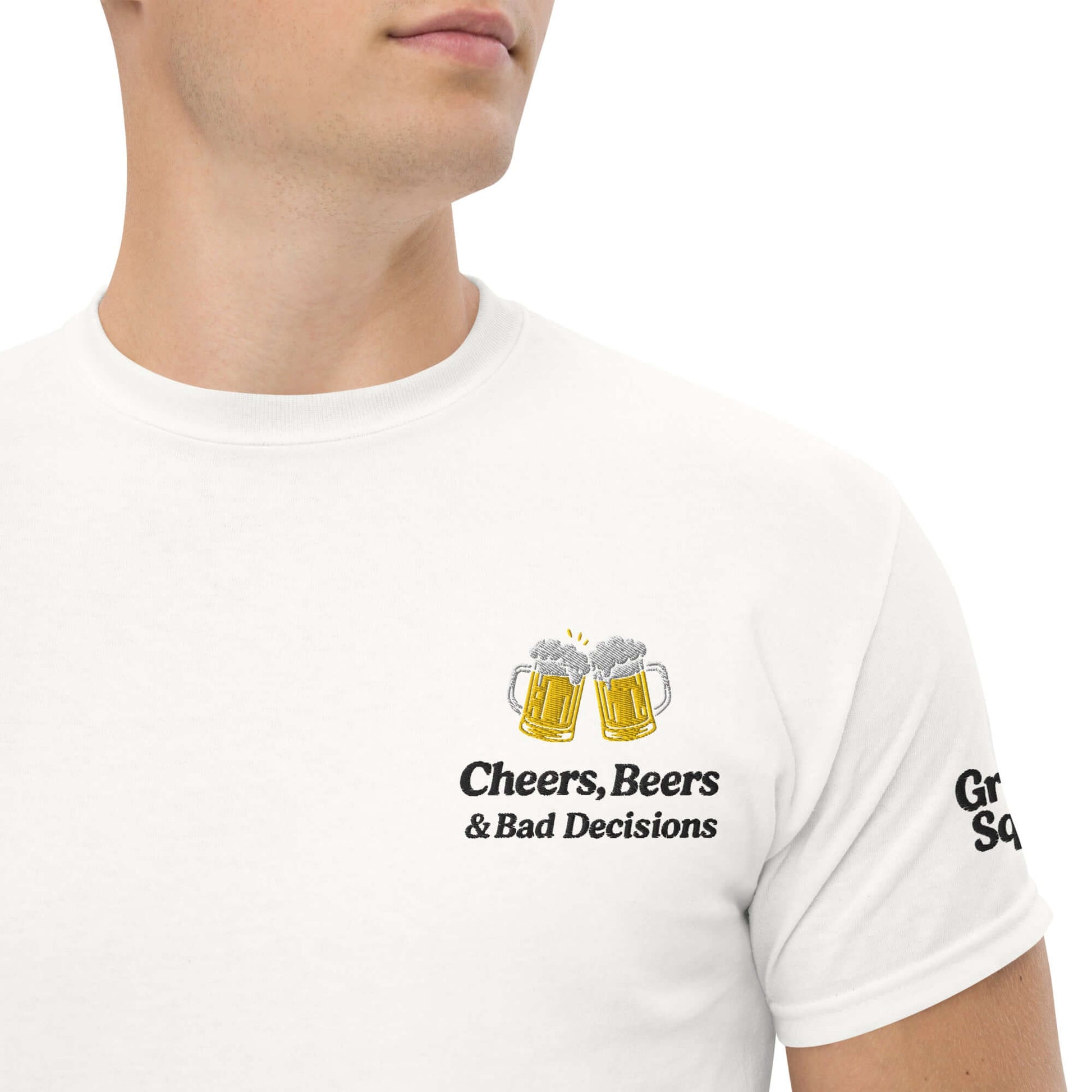 T-shirt bianca 'Cheers, Beers & Bad Decisions' per addio al celibato, con grafica di boccali di birra.