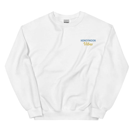 Felpa unisex bianca con ricamo 'HONEYMOON Vibes', perfetta per viaggi romantici e momenti speciali.