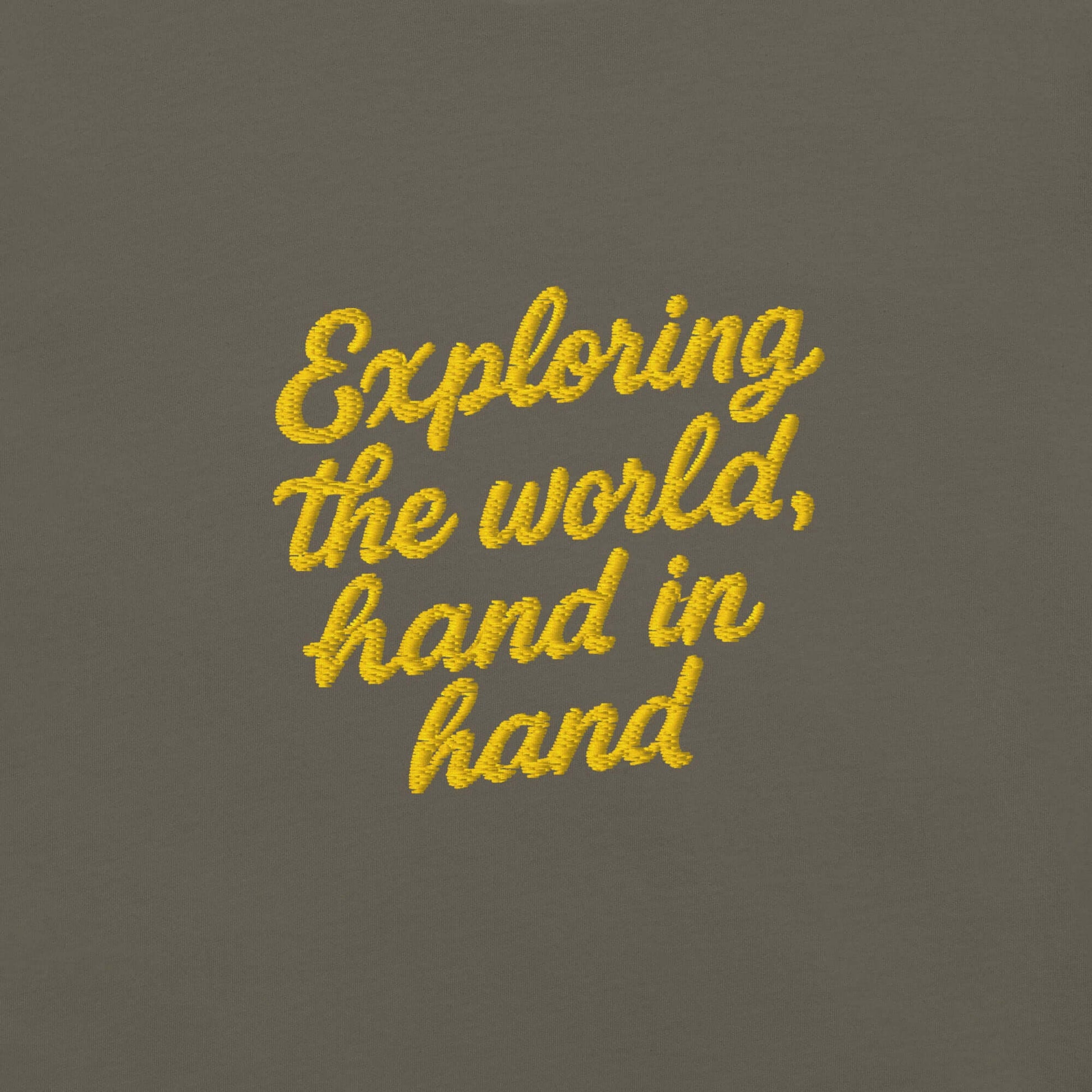 Frase ricamata "Exploring the world, hand in hand" su t-shirt da uomo, ideale per coppie in vacanza.