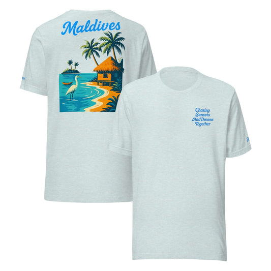 T-shirt vacanze donne ricamata con frase "Chasing Sunsets and Dreams Together" e design isole Maldive.