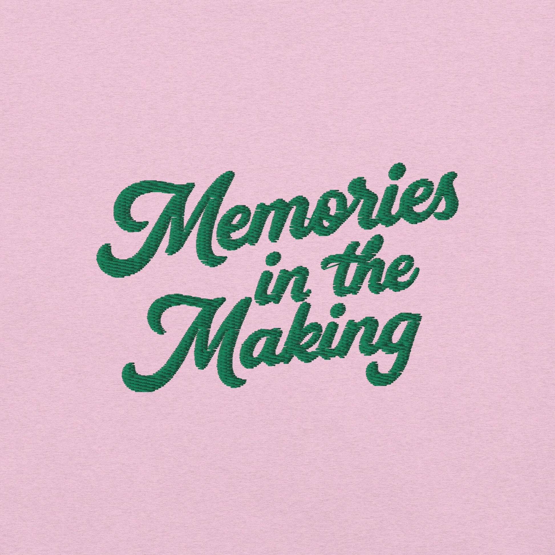 Ricamo della frase "Memories in the Making" su t-shirt rosa, ideale per le vacanze.