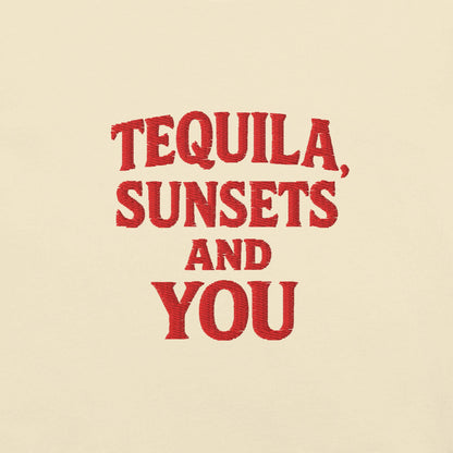 Maglietta ricamata con frase 'Tequila, Sunsets and You', perfetta per look da vacanza e t-shirt coppia.